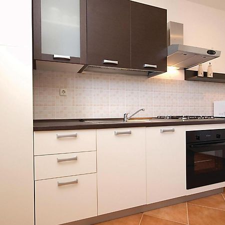 2 Bedroom Nice Apartment In Vir Esterno foto
